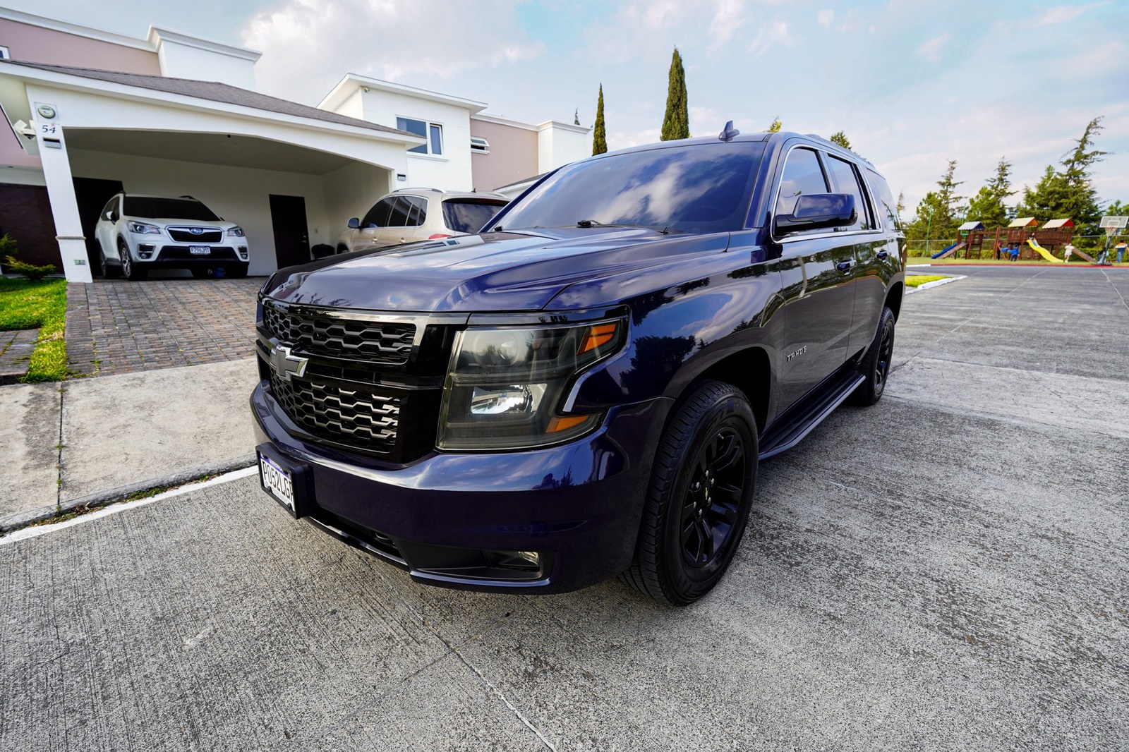 Chevrolet Tahoe LS 2018 azul oscuro, vista frontal tres cuartos